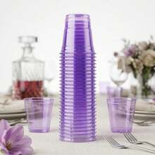 30 vasos de chupito desechables de 2 onzas, vasos de plástico para bodas, fiestas de graduación, porción de muestras de cerveza, cumpleaños (morado transparente) - 1 - Ver 4