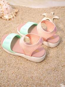 Sandalias de verano casuales lindas y dulces para niños pequeños, de tela suave con patchwork de malla de punto hueco, punta cerrada, caña baja, correa trasera con cierre de gancho y bucle, suela gruesa tipo cuña - Rosa - Ver 7