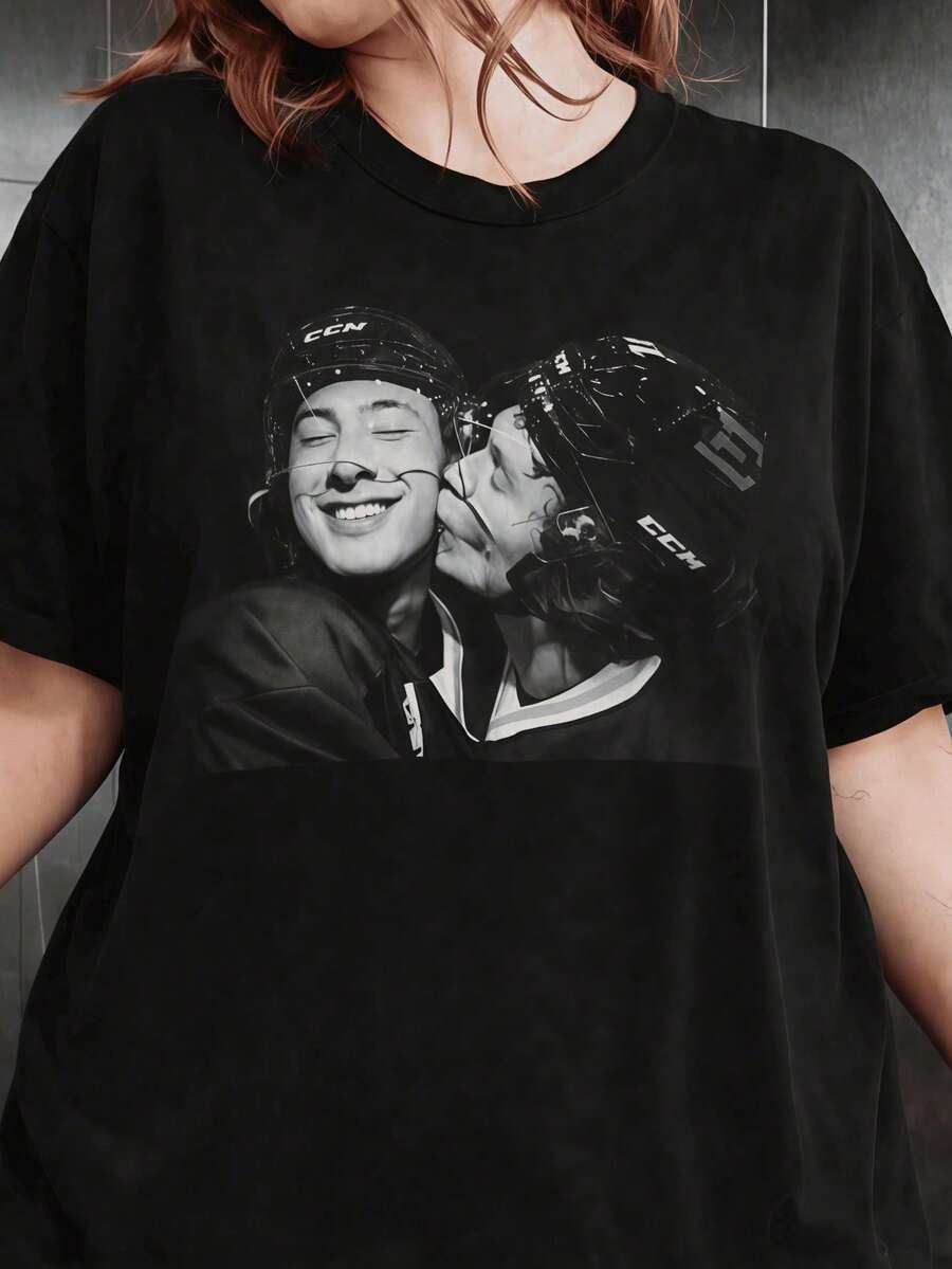 Camiseta de la Rivalidad Caliente, Ilya Rozanov y Shane Hollander, Connor Storrie y Sonriendos - Negro - Ver 1