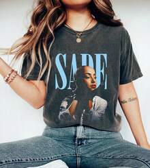 2026 Vintage Sade Adu Print Graphic Cotton TShirt Sade Adu Unisex TShirt Sade Pop Music Fan Shirt Gift For Her Sade Tour Shirt - 後七 - 查看 1