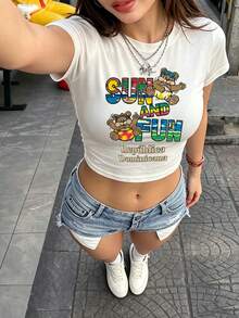 女款夏季Y2K風格短版T恤，修身圓領短袖，印有「Sun & Fun」可愛熊度假圖案；彈性針織面料，觸感柔軟親膚，搭配高腰牛仔褲即可輕鬆打造復古美式休閒夏日風 - 白色 - 查看 2
