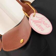 Gantungan Tas Bordir Personalisasi | Gantungan Kunci Inisial Kustom | Carabiner Emas | Hadiah Gaya Pusaka | Huruf Persaudaraan, Label Tas, Gantungan Tas, Gantungan Kunci, Bordir, Bordir, Gantungan Bordir, Aksesori Tas, Hadiah Personalisasi, Hadiah Kreatif, Label Tas, Fancy Collective, Label Ransel, Gantungan Ransel - gantungan kunci oval - View 8