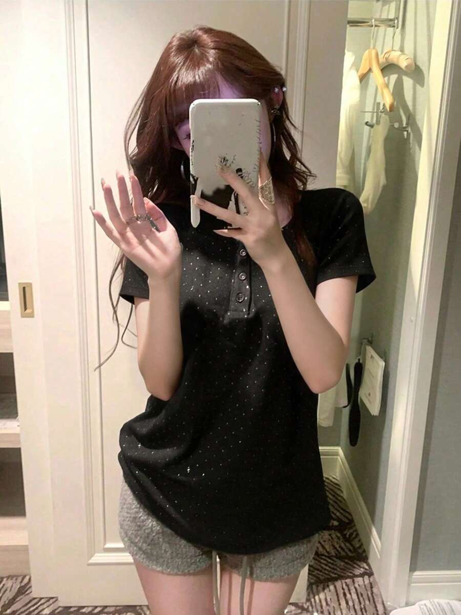 黑色短袖銀箔設計圓領針織底層上衣，女款鈕扣裝飾直筒版型夏季T恤 - 黑色 - 查看 1