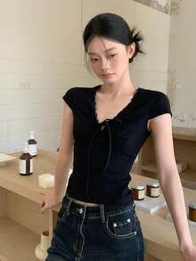 黑色V領細肩帶短袖T恤，女款夏季短版修身獨特時尚上衣，休閒Y2K風格 - 黑色 - 查看 5