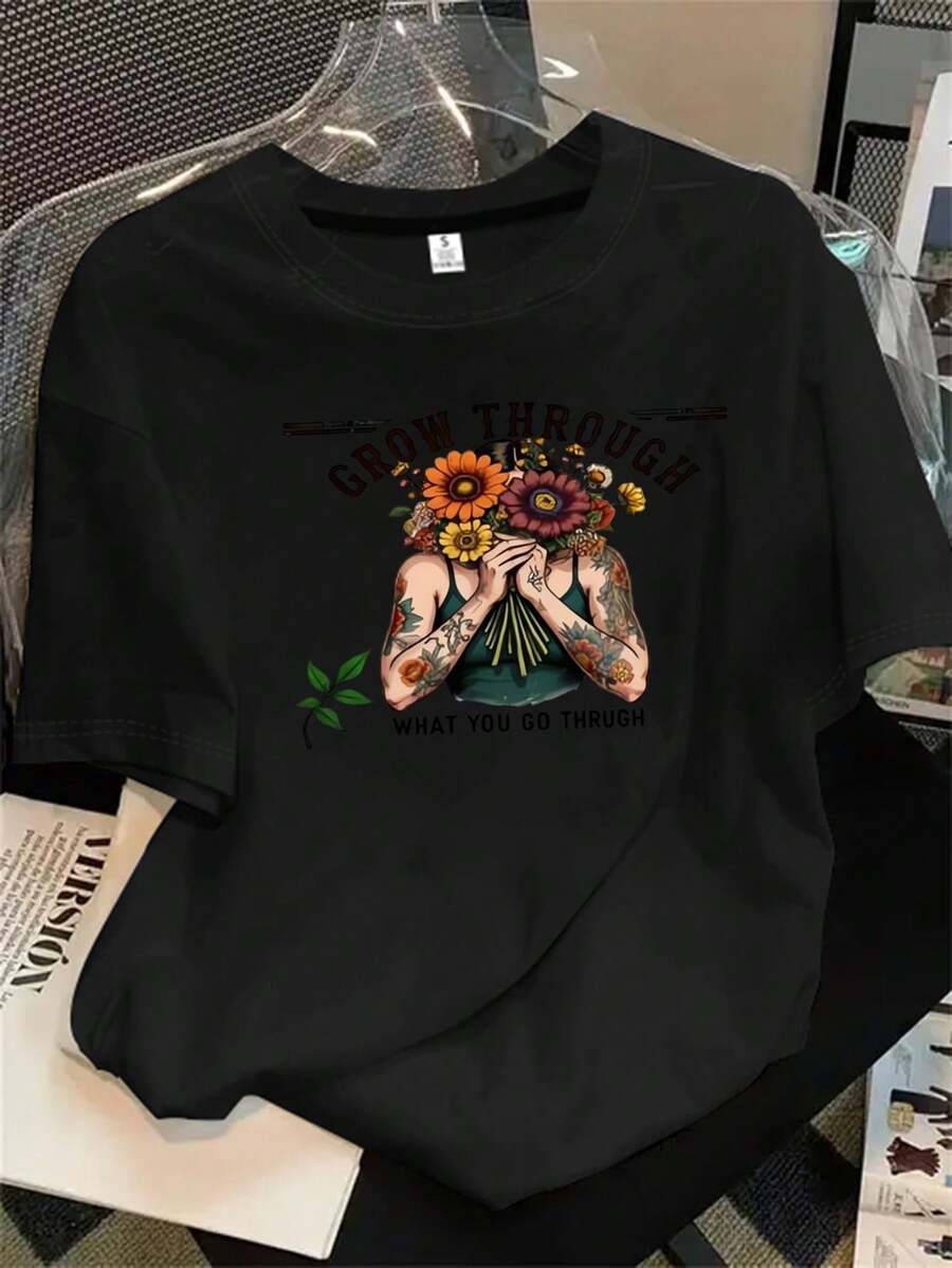 Top de mujer de manga corta y cuello redondo con estampado de tatuajes y flores, apto para todas las estaciones. - Negro - Ver 1