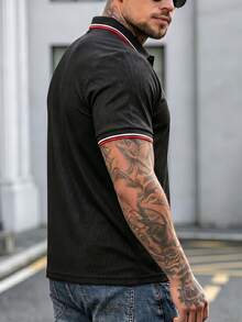 男士黑色 Polo 衫，黑紅白條紋領口與袖口，短袖，休閒運動風，修身剪裁，適合高爾夫球與日常穿著 - 黑色 - 查看 4
