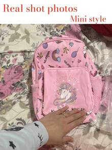 Individueller Schulanfang Einhorn Dinosaurier Mini Rucksack, personalisierter Name oder Feiertagsgruß Muster. Gestalte deinen eigenen Rucksack. Modisch lässig, vielseitig süßer Cartoon Einhorn Dinosaurier Bagger Baustellenfahrzeug Muster Rucksack. Leichter Münzbeutel, perfekt für Teenager für den täglichen Gebrauch, Ausflüge, Reisen und Einkaufen. Druckmusterposition zufällig - Text 2 - Übersicht 12