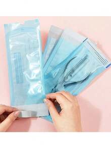 200 pièces/Pack Sacs de nettoyage pour outils à ongles, auto-scellants, plusieurs tailles disponibles, sacs de rangement sans odeur, convenant pour les outils à ongles, les outils de pédicure, les outils de tatouage, les outils dentaires, les fournitures pour ongles, les outils d'art des ongles. Fournit une protection stérile après stérilisation, prévient la contamination croisée, consommables de désinfection essentiels pour les salons de manucure, les studios de tatouage, les cliniques dentaires et l'utilisation quotidienne - Bleu azur - Voir 4