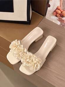 Sandálias de salto alto com salto grosso estilo francês para mulher, primavera/verão 2026, novas, com flor de pérola, elegantes, moda, bico aberto, chinelos de salto alto para exterior, versáteis - Bege - Ver 3