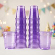 30 vasos de chupito desechables de 2 onzas, vasos de plástico para bodas, fiestas de graduación, porción de muestras de cerveza, cumpleaños (morado transparente) - 1 - Ver 6