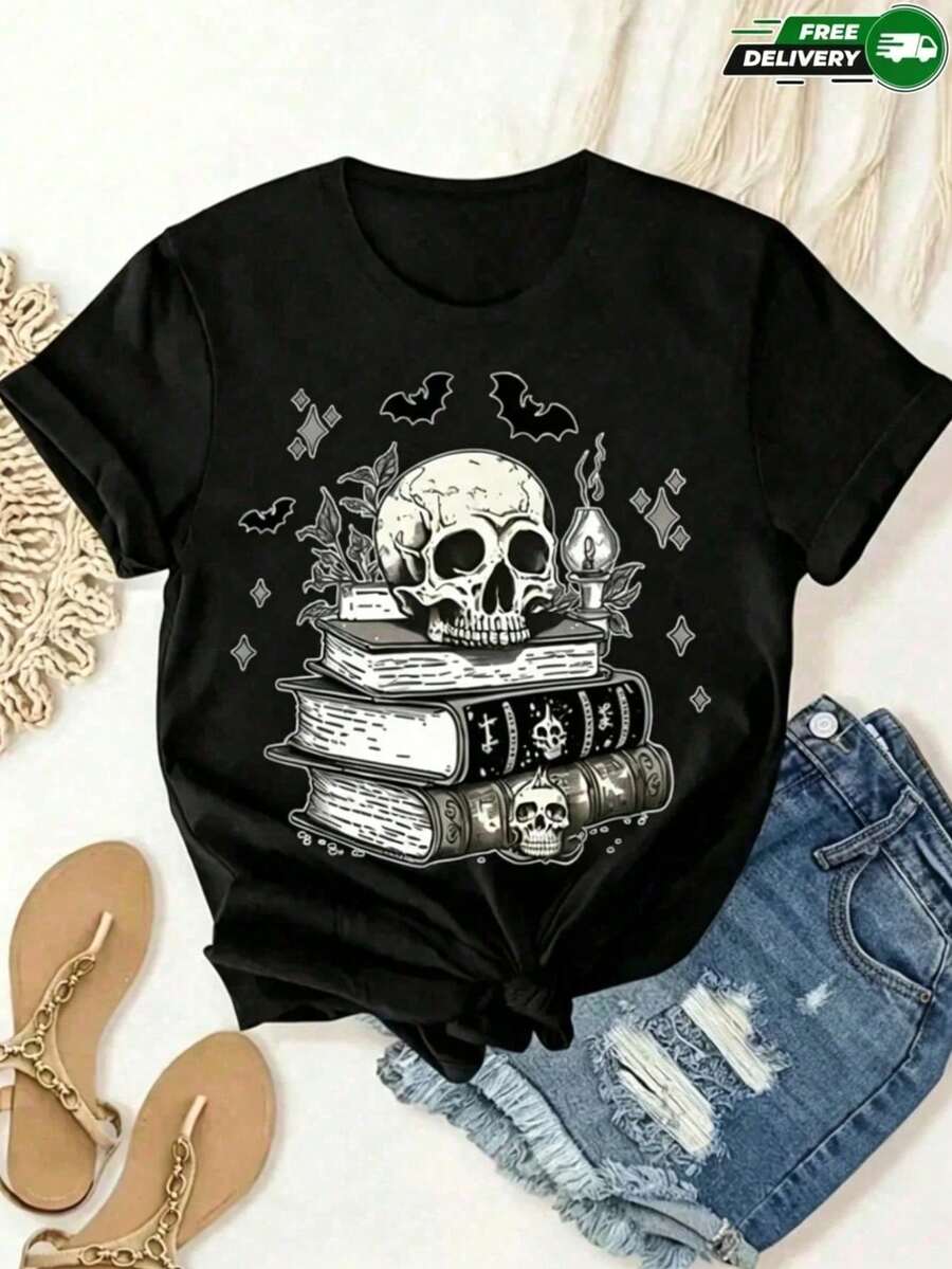 Camiseta de manga corta para mujer con cuello redondo, corte holgado, con estampado de calavera sobre pila de libros, murciélagos, lámpara de aceite y detalles decorativos en estilo vintage gótico, apta para uso diario, salidas casuales, fines de semana, vacaciones, eventos temáticos y reuniones informales, fabricada en poliéster, de estilo casual gótico alternativo urbano, ideal para usar en primavera y verano. Envío nacional dentro del país. - Negro - Ver 1