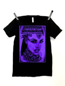 Akasha Queen Of The Damned En sommar-T-shirt som kan bäras av både killar och tjejer. Retro Rockband T-shirt för kvinnor, andningsbar bomull, vardagliga fritidstoppar för utomhusbruk. Y2K Grunge Band Print Crop Top för kvinnor, kortärmad vintage musikfestival-topp för utekvällar. Retro Music Band Print långärmad T-shirt, vintage punk streetwear tee-toppar. - Svart - Visa 1