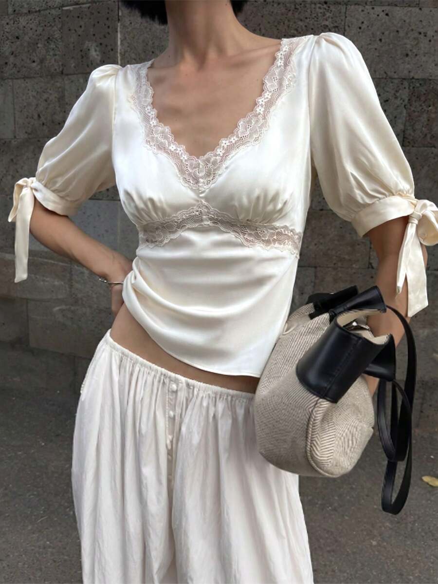 女士法式休闲优雅蕾丝拼接缎面衬衫,系带袖设计,春夏上衣 - 米杏色 - 查看 1