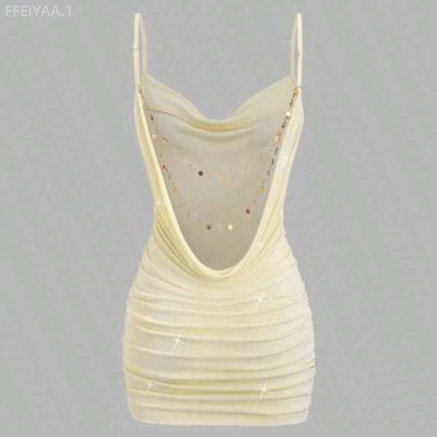 MewMuse.  Elegante vestido mini ajustado de tirantes finos para mujer con diseño fruncido que estiliza la cintura, escote pronunciado y espalda descubierta con decoración de cadena, en color verde, para fiestas, vacaciones, cenas, festivales de música y San Valentín, en estilo chic francés, sexy y vanguardista, para primavera/verano/otoño - Albaricoque - Ver 1