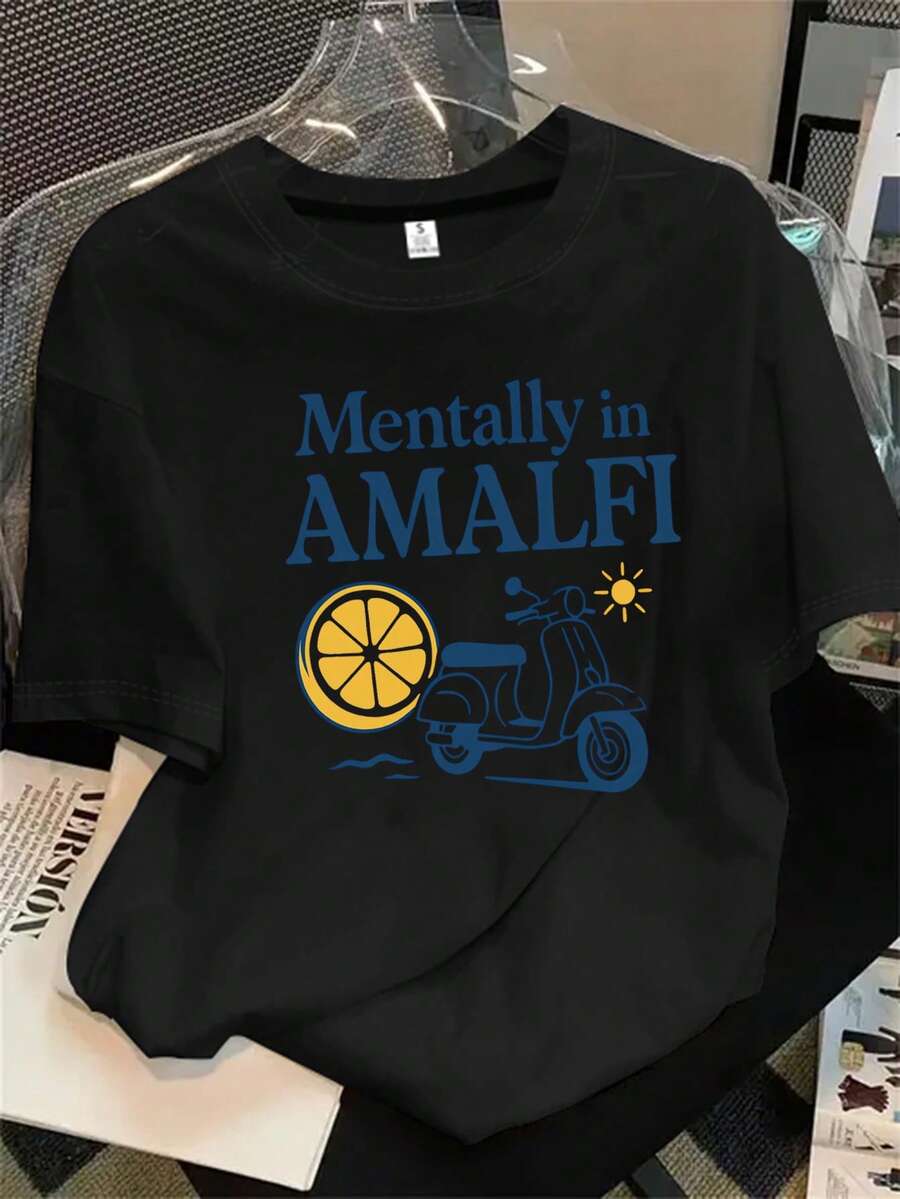 Una camiseta de manga corta con cuello redondo para mujer y un póster amarillo con las palabras "Entumecimiento Mental" impresas, apto para todas las estaciones. - Negro - Ver 1