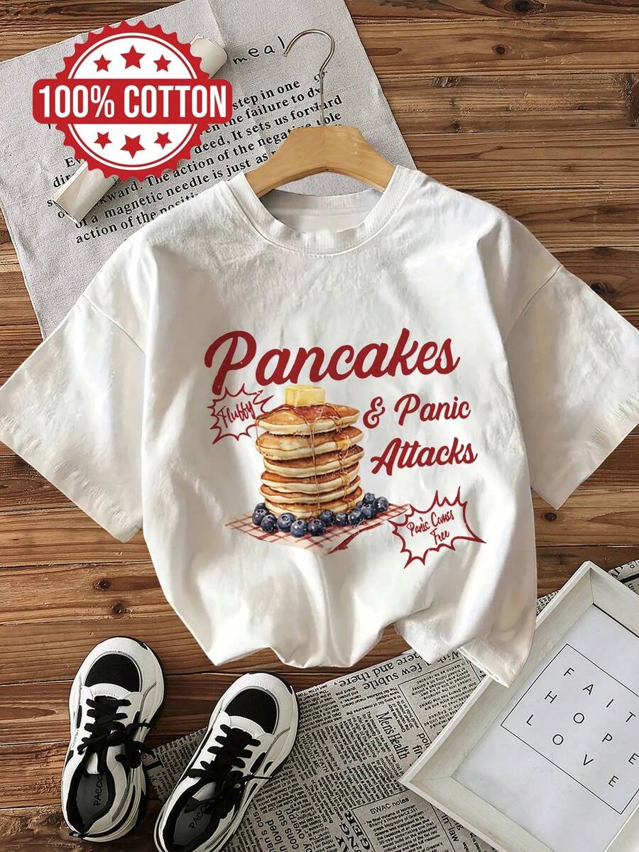 Minimalist. 100% Cotton. 100% Cotton Short-Sleeved Crew Neck T-Shirt With Watercolor Print, Women's Casual Summer Top, "Pancake, Butter, And Blueberries" Motif With "Fluffy & Panic Attacks Panic Comes Free" Slogan. Spring And Summer Top. - 白色 - 查看 1