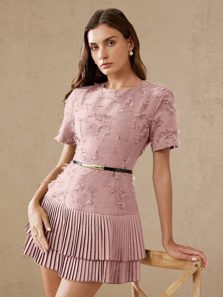 Vestido elegante y versátil para mujer con cuello redondo, manga corta, cintura ceñida, volantes en el bajo y textura con flecos en color verde oliva - Púrpura malva - Ver 1