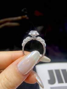 1枚925纯银1克拉莫桑石守护天使戒指，优雅奢华，适合订婚、结婚、送给闺蜜、生日、周年纪念日等场合，可作为新娘首饰。 - 天使莫桑戒指-1CT - 查看 3