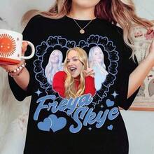 Retro Freya Skye-tröja, Stars Align Tour 2026 Festival T-shirt, Zombies 4 Nova Bright, Freya Skye Konsertmusik, Damtoppar, Ropa Dam Casual T-shirt med rund hals och tryck, Sommar Grafiska T-shirts Damtoppar, Ropa Dam Casual T-shirt med rund hals och tryck, Sommar Grafiska T-shirts Damtoppar, sporttoppar dam, gym, herr-t-shirt. - Svart - Visa 1