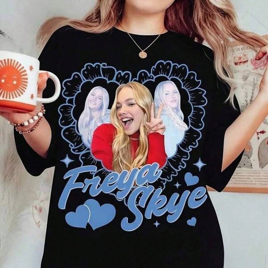 Retro Freya Skye-tröja, Stars Align Tour 2026 Festival T-shirt, Zombies 4 Nova Bright, Freya Skye Konsertmusik, Damtoppar, Ropa Dam Casual T-shirt med rund hals och tryck, Sommar Grafiska T-shirts Damtoppar, Ropa Dam Casual T-shirt med rund hals och tryck, Sommar Grafiska T-shirts Damtoppar, sporttoppar dam, gym, herr-t-shirt. - Svart - Visa 1