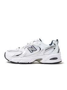 [New Balance+Nike]New Balance 530 男款運動鞋，白色銀色海軍藍配色，全天候舒適與經典風格。採用透氣白色網面鞋面，搭配金屬銀色與光滑白色皮革飾片，提供輕量支撐與清新外觀。側邊醒目的灰色 New Balance 標誌配以海軍藍勾邊，形成吸睛對比。白色與灰色 ABZORB 緩衝鞋底提供靈敏的衝擊吸收、穩定性與日常穿著的強化舒適感 - 白色/天然靛藍+黑色 - 查看 2