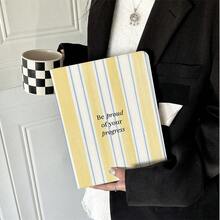 1 Peça Capa para Tablet com Listras Amarelas & Azuis e Frase Inspiradora - Suporte Multidirecional com Proteção e Porta-Caneta Compatível com IPad 10th Geração / Air 11(M3 2025)/ 11(A16 2025)/Galaxy Tab S10+/S9/A9,Compatível com Oppo Pad,Compatível com Huawei Matepad,Compatível com Vivo Pad,Compatível com Honor Pad,Compatível com Xiaoxin Pad - Multicolorido - Visão 2