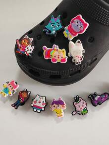 MASSDI 24 Stück PVC Cartoon Dekorationsknöpfe Set, süße Katzen & Charaktere Accessoires, geeignet für Schuh Dekoration, Party Geschenke, Geschenktüten Füllungen und thematische Feiern wie Weihnachten, Halloween, Abschluss, Schulanfang, Valentinstag, Feiertage - Schuhblume - Übersicht 9