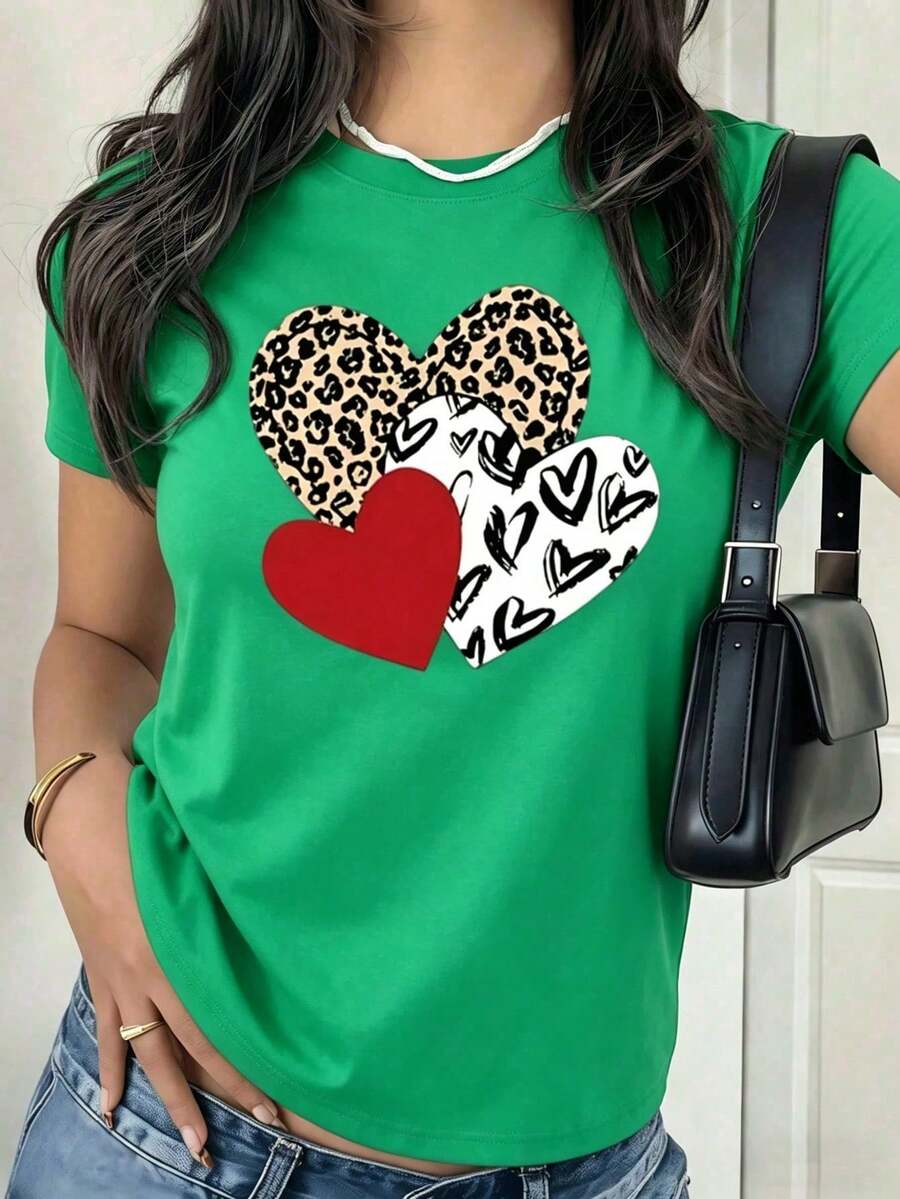 Plus Size Black T-Shirt With Three Heart Print (Leopard, Red And Abstract), Romantic Valentine's Day T-Shirt, Animal Print Blouse That Expresses Love, Gift Tops For Boyfriends And Dates, Y2K Vintage Streetwear Flirty Plus Size Style. - 綠色的 - 查看 1