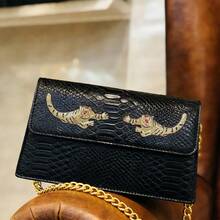 Borsa a tracolla Rock Chic con hardware dorato a forma di tigre per donna, borsa a spalla vintage con borchie e catena, casual per serate e feste, pochette con patta - Rosso tinta unita - Visualizzare 11