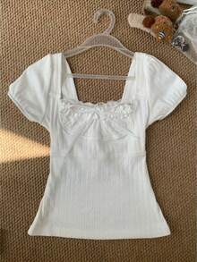 A Sweet And Summery Style T-Shirt With Cute Lace Trim And Ribbon Details. Its Pure Design Exudes A Clean And Refreshing Feel. A Versatile Piece That Suits All Ages And Genders. Lightweight And Comfortable For Summer Days. A New Women's Garment Perfect For Various Occasions. - White - View 4