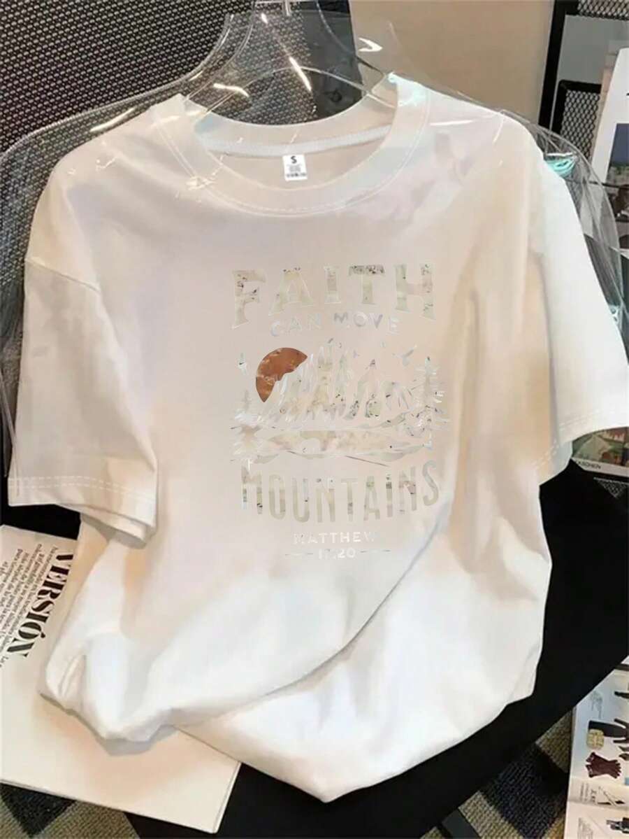 Camisa de mujer de manga corta y cuello redondo con estampado de un perro blanco tumbado sobre un montón de rocas, apta para todas las estaciones. - Blanco - Ver 1