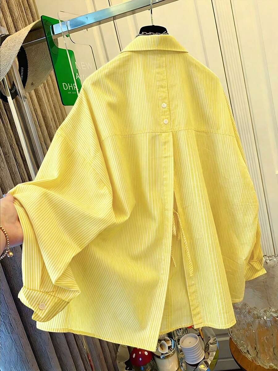 女士蓝白条纹衬衫，宽松版型，后背系带设计，适合通勤、休闲穿着、海滩度假等场合。 - 檸檬黃 - 查看 1