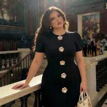 jianchaimaoyi02  MOD Vestidos talla grande. Vestido negro mini talla grande de manga corta con botones dorados con rosas. Silueta clásica, cintura ajustada, diseño elegante. Acabado suave, cuello redondo, aspecto estructurado. Delicados acentos florales, estilo refinado, tela suave al tacto. Líneas sencillas, negro atemporal, sutil brillo, color versátil, corte suave. - Albaricoque - Ver 7
