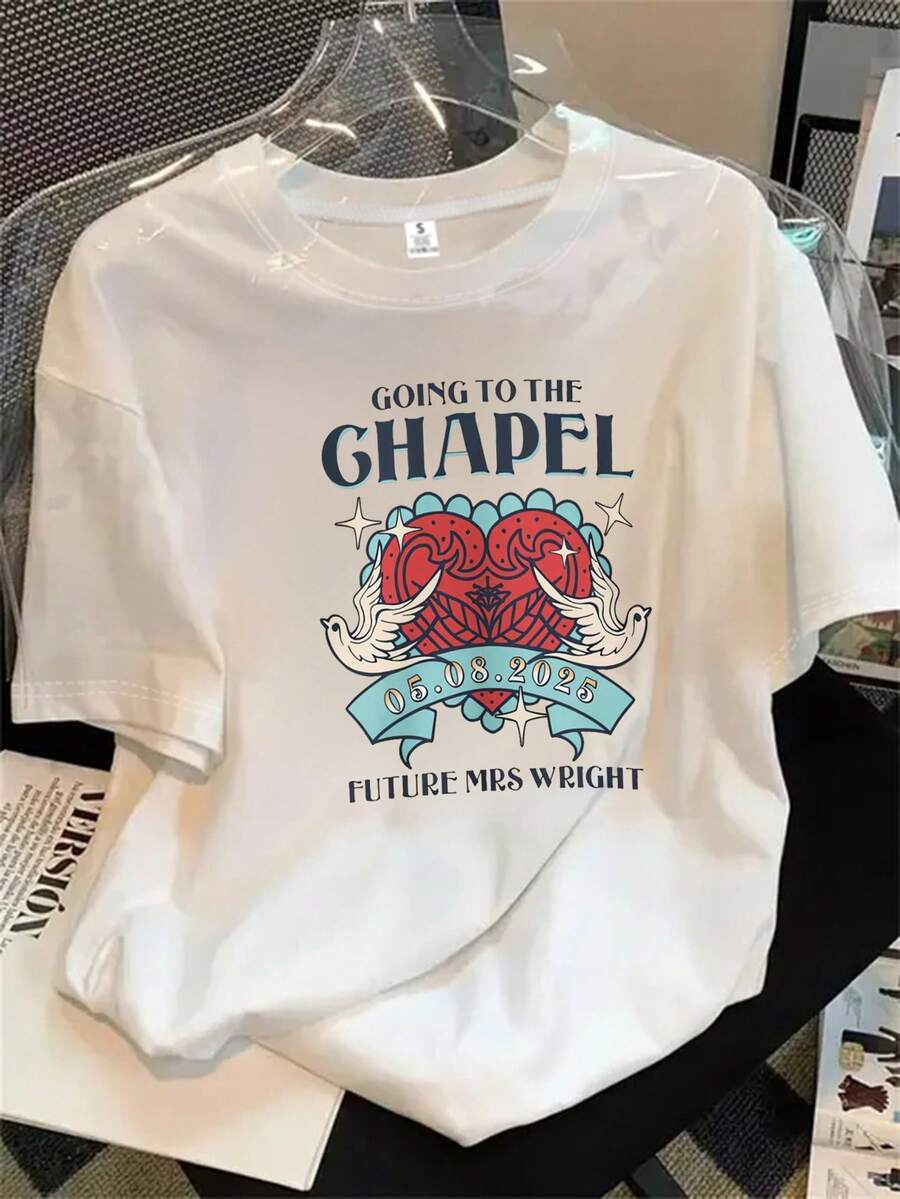 Top de mujer de manga corta y cuello redondo con estampado de corazón rojo, que muestra dos manos entrelazadas en el aire, apto para todas las estaciones. - Blanco - Ver 1