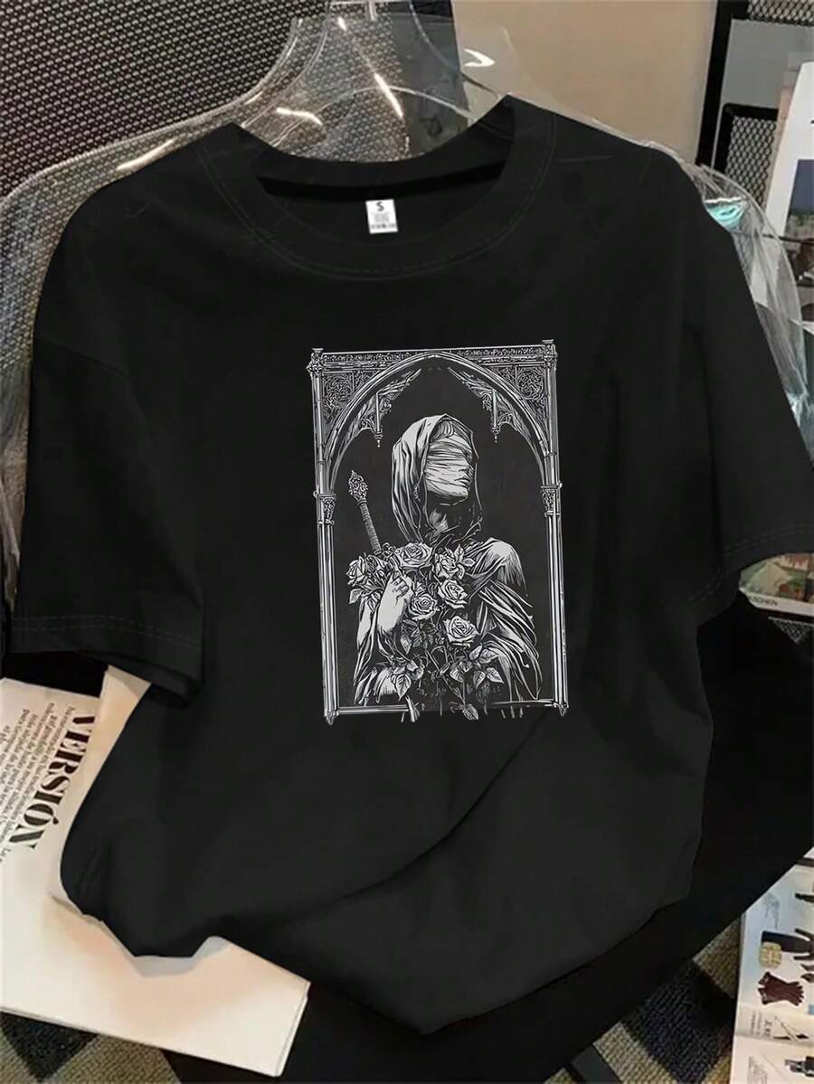 Top de mujer de manga corta y cuello redondo con estampado en blanco y negro de una mujer sosteniendo flores, apto para todas las estaciones. - Negro - Ver 1