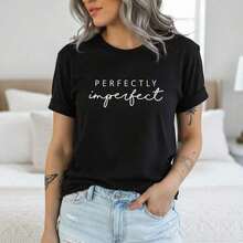 Camisetas de manga corta para mujer, camiseta con cuello redondo, camiseta gráfica "Perfectly Imperfect" para mujer, 100% algodón, camiseta casual de manga corta con cuello redondo, corte holgado, top básico para uso diario, camiseta de moda con estampado negro/blanco para mujer. - Negro - Ver 1