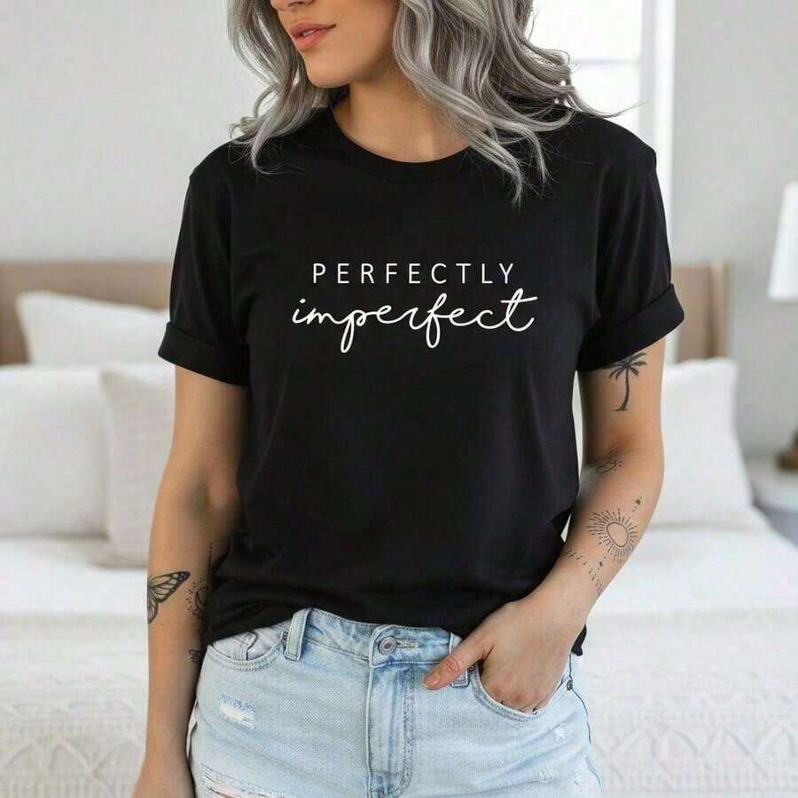Camisetas de manga corta para mujer, camiseta con cuello redondo, camiseta gráfica "Perfectly Imperfect" para mujer, 100% algodón, camiseta casual de manga corta con cuello redondo, corte holgado, top básico para uso diario, camiseta de moda con estampado negro/blanco para mujer. - Negro - Ver 1