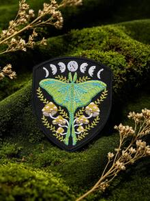 1片神秘月相飛蛾與蘑菇刺繡貼布，植物與昆蟲的完美結合，免縫貼背DIY操作簡單，適合裝飾衣物、包包、托特包、帽子和T恤，植物布貼、昆蟲布貼，給大自然愛好者的幻想DIY禮物 - D-綠 - 查看 2