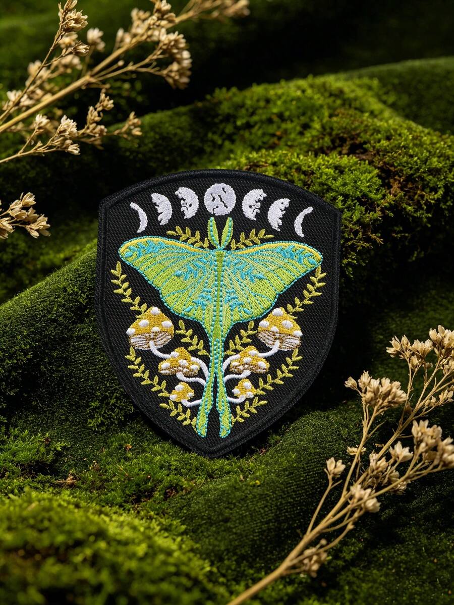 1片神秘月相飛蛾與蘑菇刺繡貼布，植物與昆蟲的完美結合，免縫貼背DIY操作簡單，適合裝飾衣物、包包、托特包、帽子和T恤，植物布貼、昆蟲布貼，給大自然愛好者的幻想DIY禮物