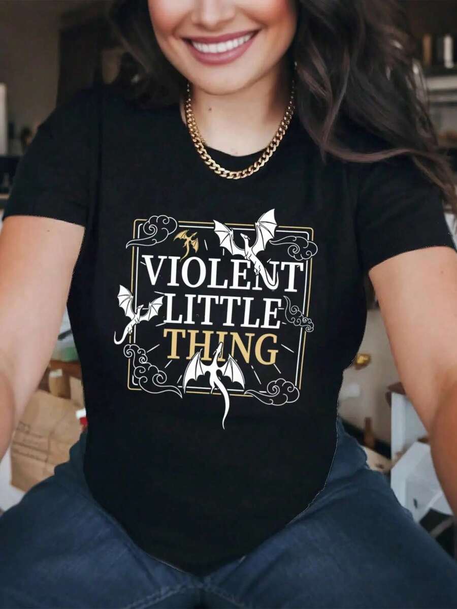 Camiseta negra de talla grande para mujer con el llamativo diseño gráfico "VIOLENT LITTLE THING": una elegante camiseta informal con criaturas aladas, perfecta para el uso diario. - Negro - Ver 1