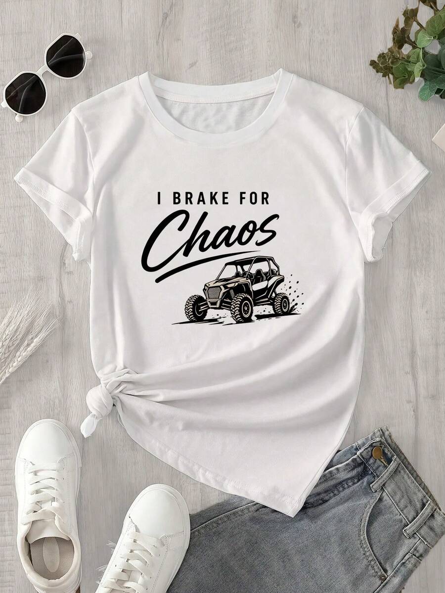 Top de mujer de manga corta y cuello redondo, en blanco y negro, con una ilustración en blanco y negro de un coche y la frase "Freno ante el caos" impresa. Apto para todas las estaciones. - Blanco - Ver 1