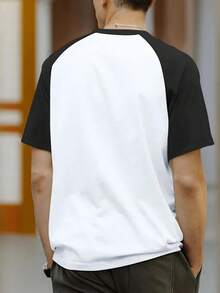 1件男士休閒插肩袖T恤，圓領，短袖，標準版型，針織面料適合四季穿著，字母圖案印花設計，適合週末休閒穿搭與夏季穿著 - 黑色 - 查看 2