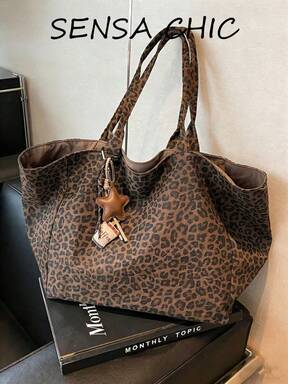 Ce sac fourre-tout a une grande capacité et une doublure intérieure. Il est conçu dans une couleur marron. L'extérieur présente un crochet pour tasse à café et un motif imprimé léopard, avec des anses doubles pour le porter à l'épaule ou à la main. L'intérieur peut contenir des articles essentiels du quotidien comme du rouge à lèvres, des clés, une bouteille d'eau, un parapluie et des cosmétiques. Convient pour le bureau, les sorties, les courses, les déplacements professionnels et les vacances des femmes.