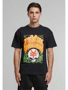 Coton noir avec un imprimé graphique éclatant en orange, vert et blanc, comportant du texte et un motif de crâne. Manches courtes. T-shirt graphique de groupe de rock pour hommes, imprimé musical vintage, décontracté, streetwear d'extérieur, sweat-shirt de groupe de rock vintage pour hommes, chemise décontractée, style streetwear d'extérieur, t-shirt vintage de tournée de groupe pour hommes, tenue de festival de musique en plein air, t-shirt imprimé de style groupe d'extérieur pour hommes, haut décontracté ample de style rock rétro. - Noir - Voir 1