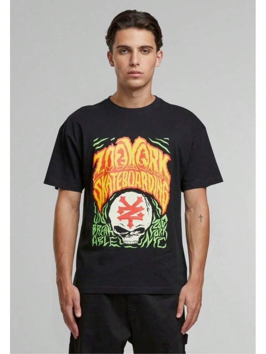 Coton noir avec un imprimé graphique éclatant en orange, vert et blanc, comportant du texte et un motif de crâne. Manches courtes. T-shirt graphique de groupe de rock pour hommes, imprimé musical vintage, décontracté, streetwear d'extérieur, sweat-shirt de groupe de rock vintage pour hommes, chemise décontractée, style streetwear d'extérieur, t-shirt vintage de tournée de groupe pour hommes, tenue de festival de musique en plein air, t-shirt imprimé de style groupe d'extérieur pour hommes, haut décontracté ample de style rock rétro. - Noir - Voir 1