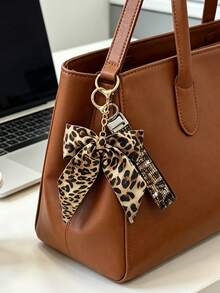 1 buah Gantungan Kunci Motif Leopard dengan Pita dan Berlian Imitasi, Motif Leopard Berkilau Dua Sisi, Cincin Terbuka dan Gesper Pegas, Liontin Ringan yang Menarik Perhatian, Untuk Dompet, Ransel, Tas Jinjing, Tas Tangan, Tarikan Resleting, Kaca Spion Mobil, Untuk Wanita, Anak Perempuan, Remaja, Pecinta Mode, Hadiah Ulang Tahun, Dekorasi Pesta, Aksesori Sehari-hari - MultiWarna - View 4