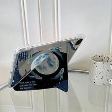 1 pièce Étui de tablette avec imprimé Lune & Baleine Bleue Nuit Étoilée, matériau durable protégeant contre les rayures & les chutes, élégant & pratique, idéal pour les utilisateurs modernes, housse de protection avec fente pour stylo compatible avec iPad Pro 2024/Air M3/A16 2025, compatible avec XIAOMI, compatible avec SAMSUNG, compatible avec Oppo Pad, compatible avec Huawei Matepad, compatible avec Honor Pad - Multicolore - Voir 6