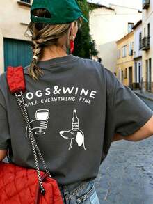 2026 Cartoon Puppy & Red Wine Graphic Print Crew Neck Short Sleeve T-Shirt. New Minimalist Women's T-Shirt With A Cute Pattern, Casual Holiday Style, Relaxed Fit, Crew Neck And Short Sleeves. - 黑暗的 - 查看 1