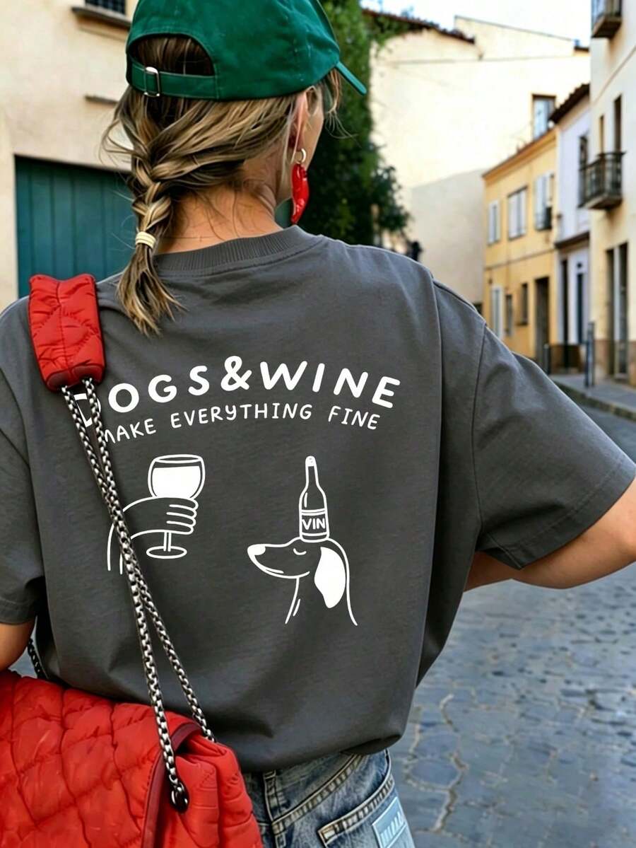 2026 Cartoon Puppy & Red Wine Graphic Print Crew Neck Short Sleeve T-Shirt. New Minimalist Women's T-Shirt With A Cute Pattern, Casual Holiday Style, Relaxed Fit, Crew Neck And Short Sleeves. - 黑暗的 - 查看 1