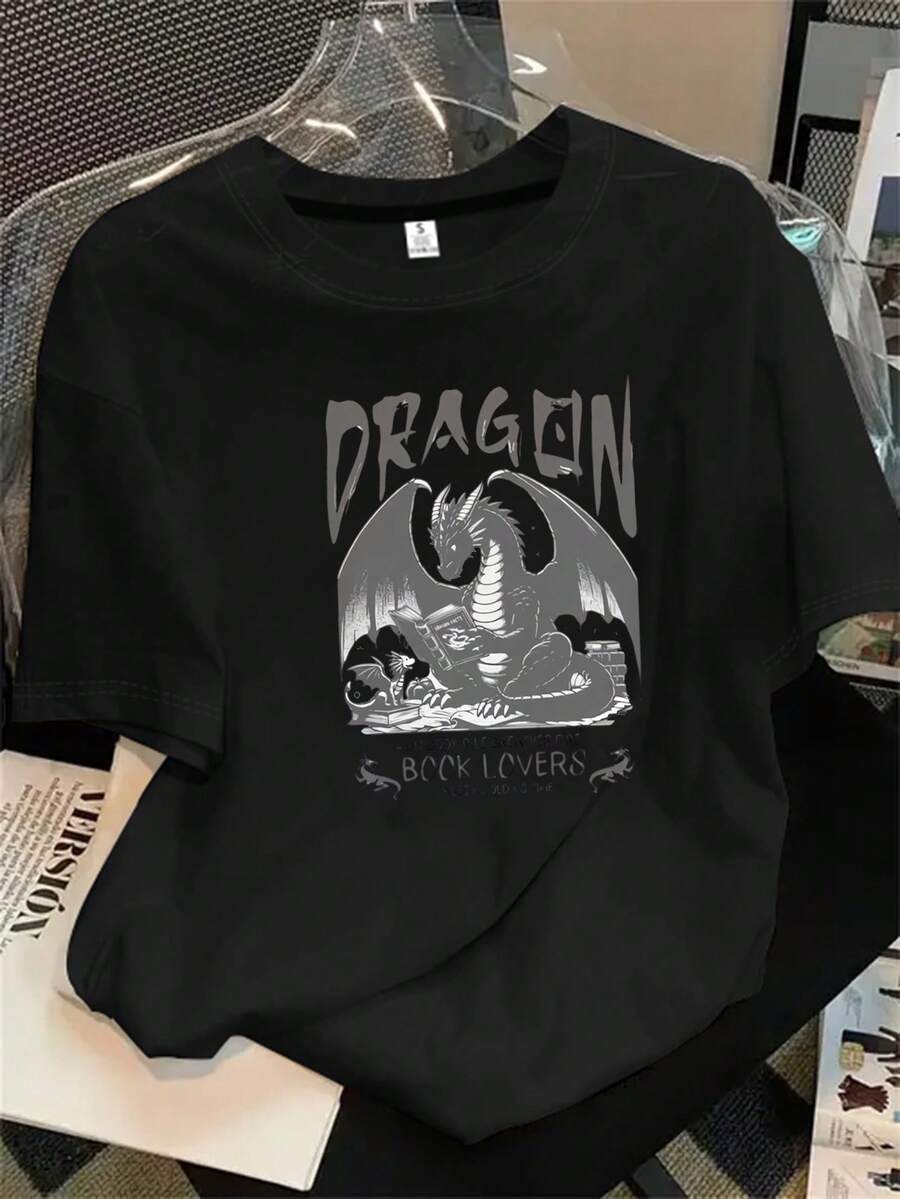 Top de mujer de manga corta y cuello redondo con diseño de dragón en blanco y negro y estampado de libros, apto para todas las estaciones. - Negro - Ver 1